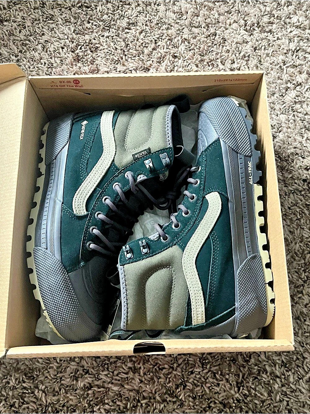 Vans MTE Sk8-Hi Gore-Tex Green & Black US 8 brand new. Never taken out of box
